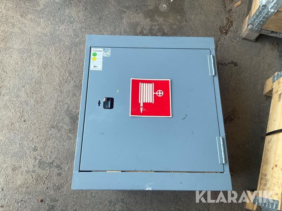 Brandpost med slang och munstycke