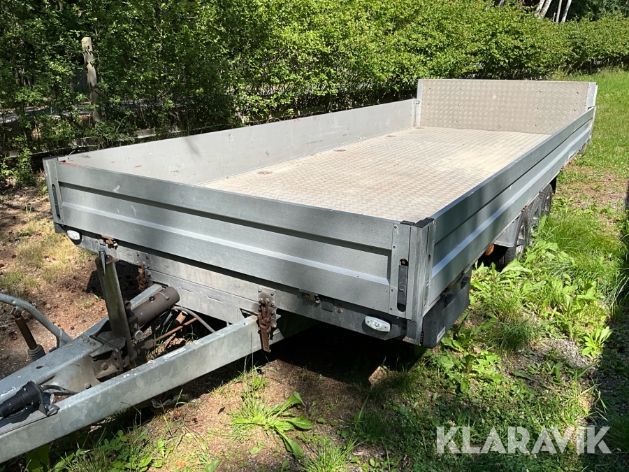 Personbilssläp Agados med tipp och fällbara sidor