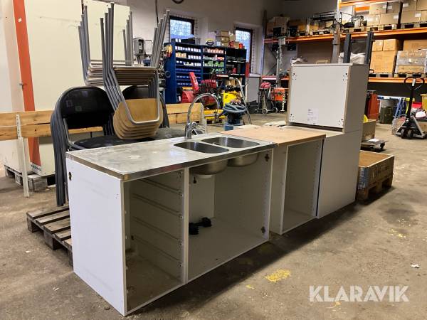 Köksutrustning från manskapsbod med stolar handfat och värmeskåp