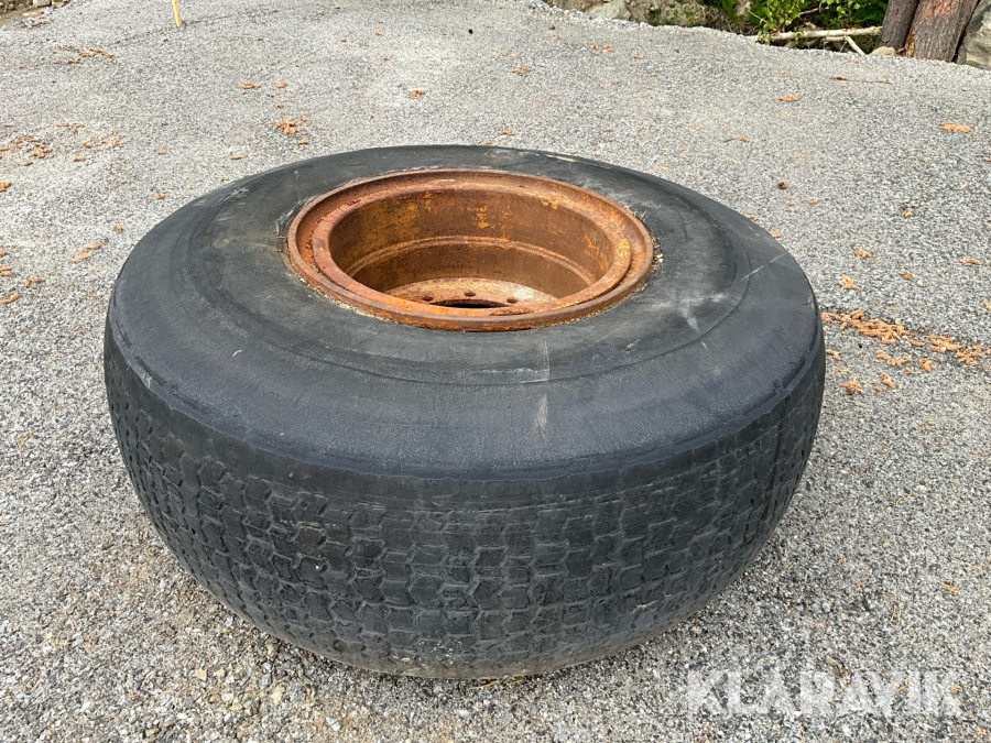 Entreprenaddäck Michelin 23.5-25 med fälg 1 st