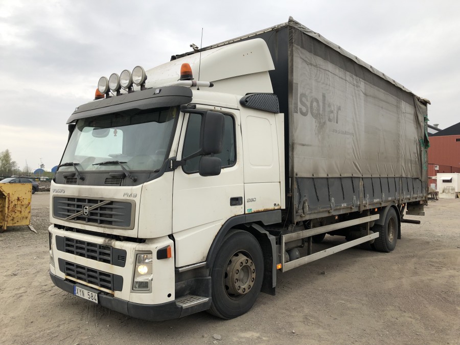 Lastbil Volvo FM9 med kapell