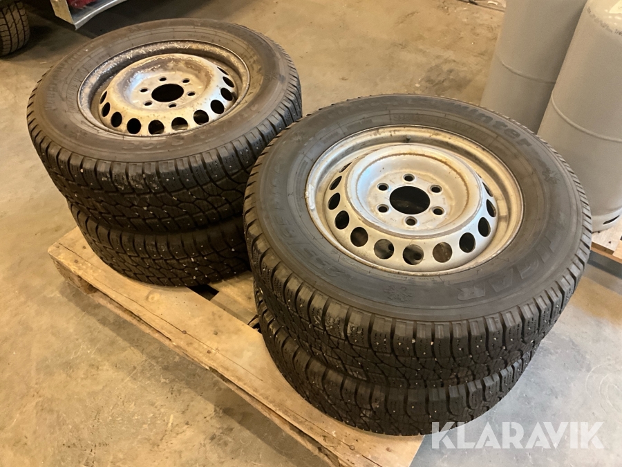 Dubbdäck med fälg 235/65R16C