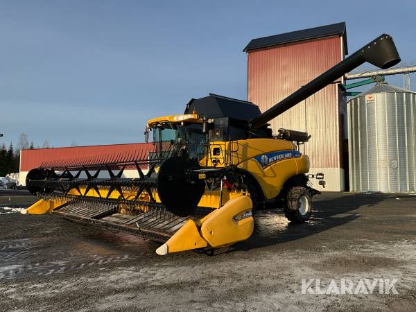 Skördetröska New Holland CR8080 4WD 30fot