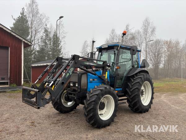 Traktor Valtra 700-4 med lastare