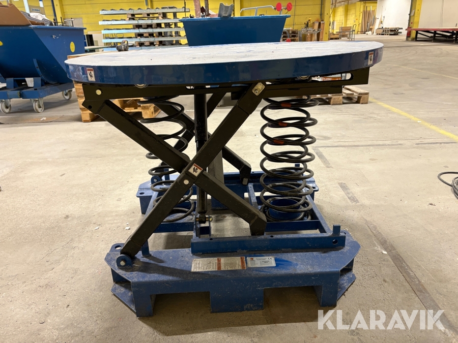 Lyftbord med fjäderbelastat höjdreglering