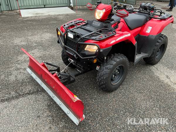 Fyrhjuling Honda TRX 500 Rubicon med snöplog och kärra