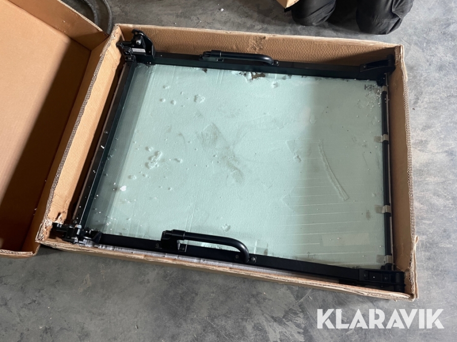 Framruta till grävmaskin