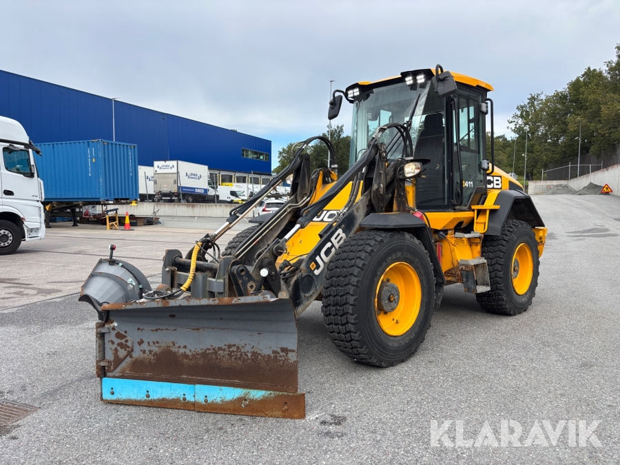 Hjullastare JCB 411 med vikplog & sandspridare
