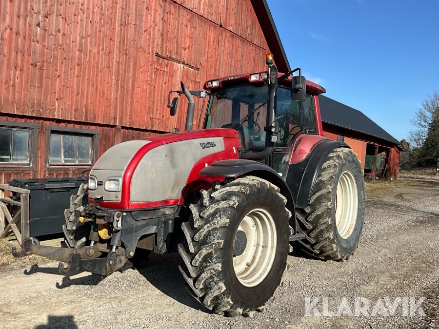 Traktor Valtra T190 med frontlyft