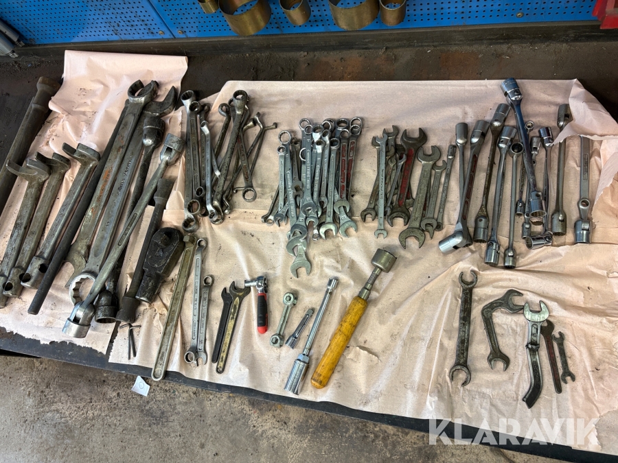 Parti med skiftnycklar och fasta nycklar