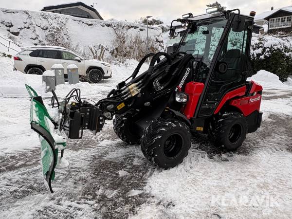 Kompaktlastare Neomach Nova X30 med 3 redskap
