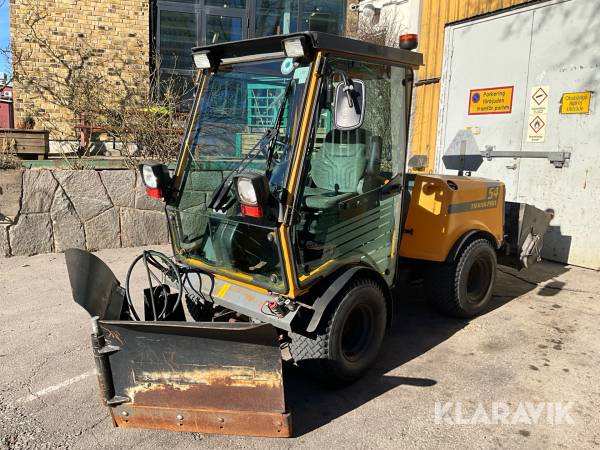 Redskapsbärare Belos TransPro 54 med vikplog och sandspridare