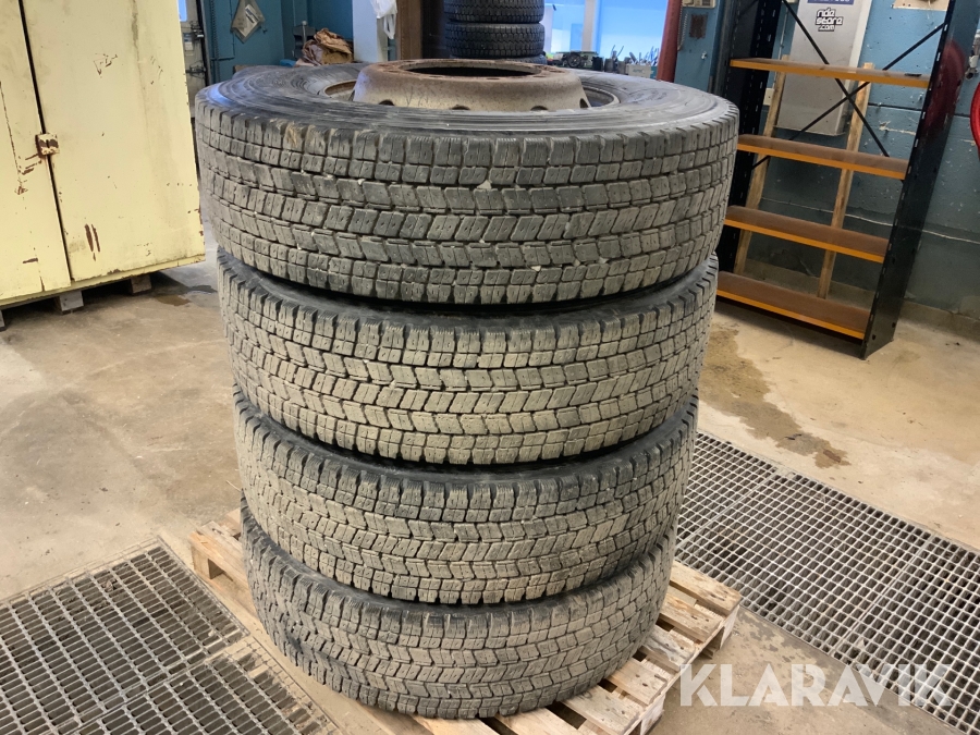 Lastbilsdäck Bridgestone W970 4 st med fälg