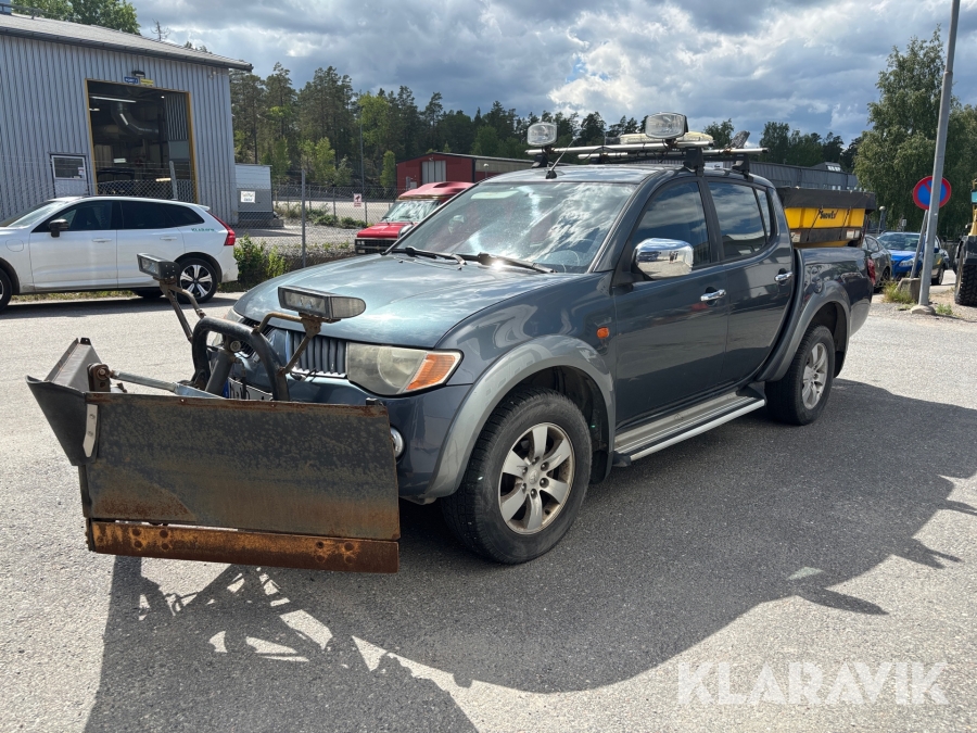Pickup Mitsubishi L200 med Vikplog & sandspridare