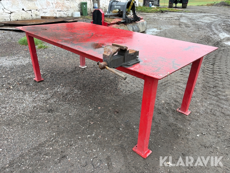 Arbetsbänk med skruvstäd