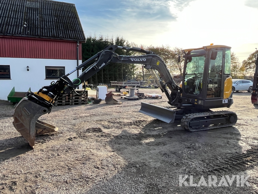 Grävmaskin Volvo EC 35D med tillbehör