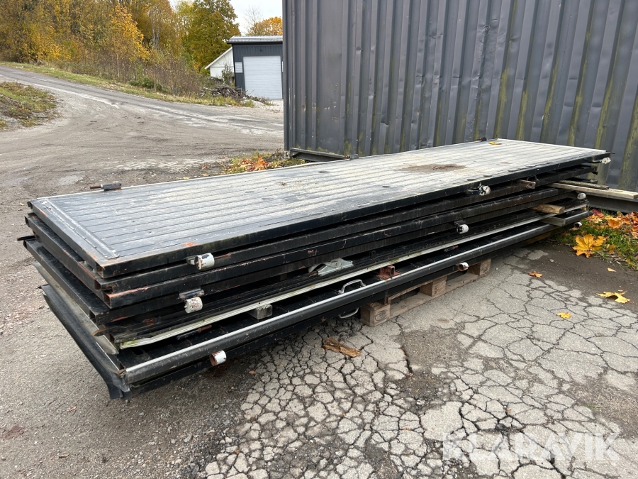 Garageportar 8 luckor till 2 portar