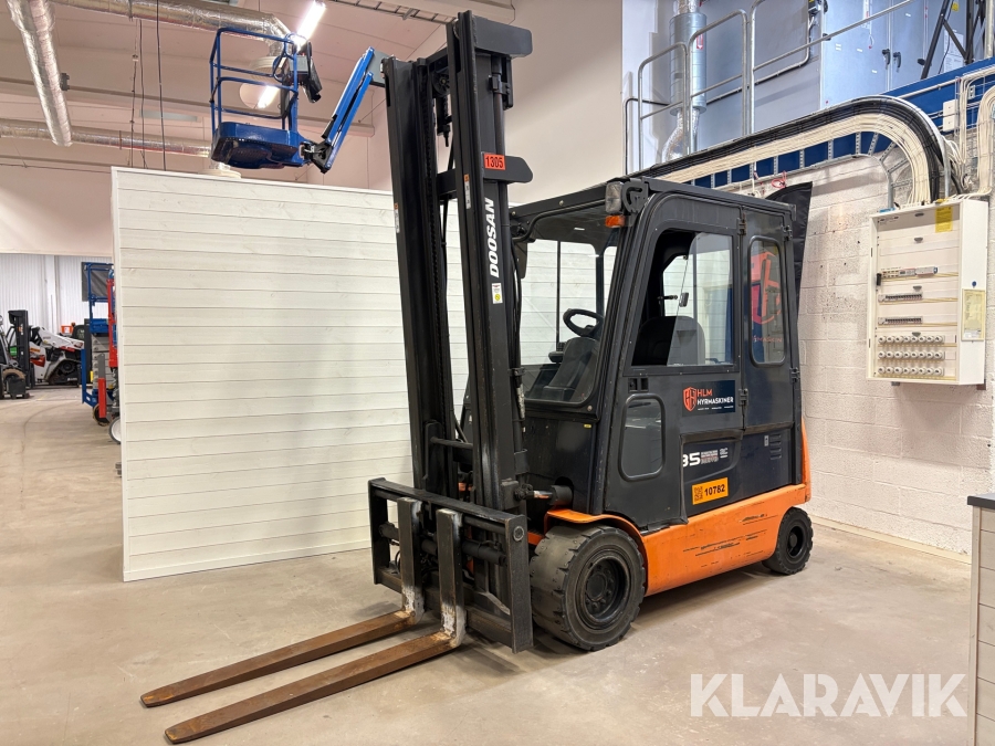 Truck Doosan B35X-5 med dubbdäck