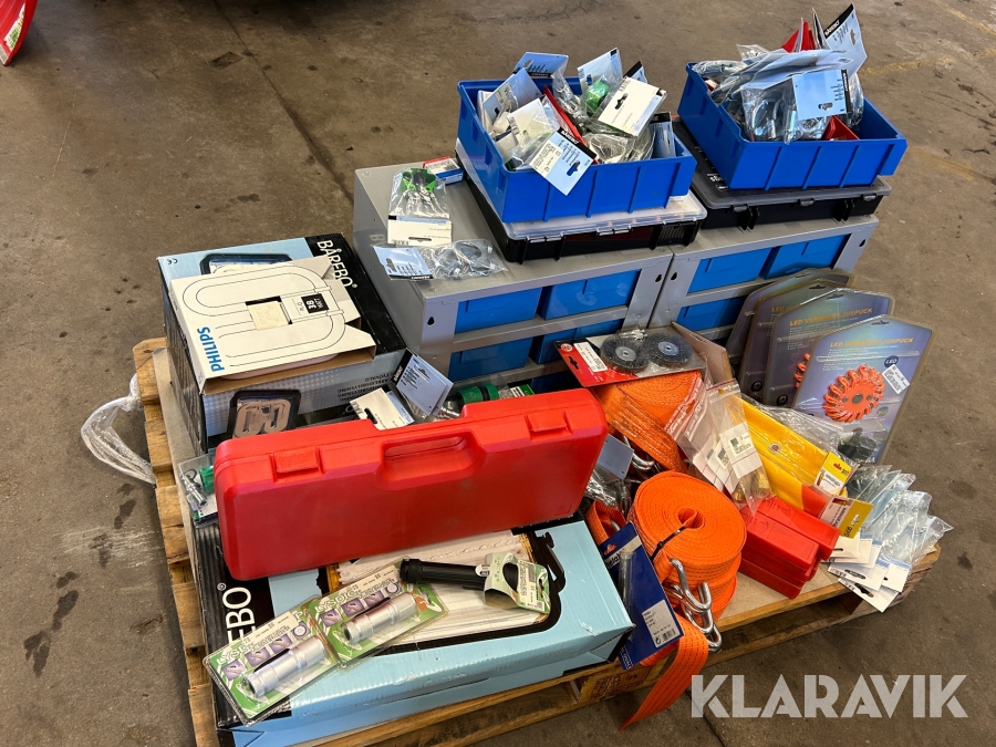 Pall med nya spännband, blixtljus, arbetsbelysning och olika slags kopplingar