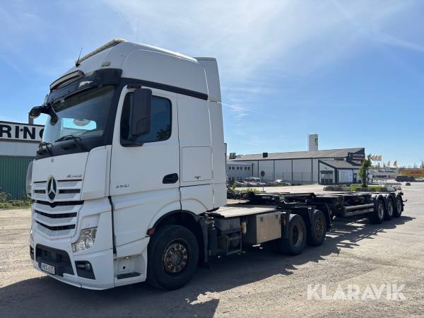 Dragbil Mercedes-Benz Actros 2551 med containersläp