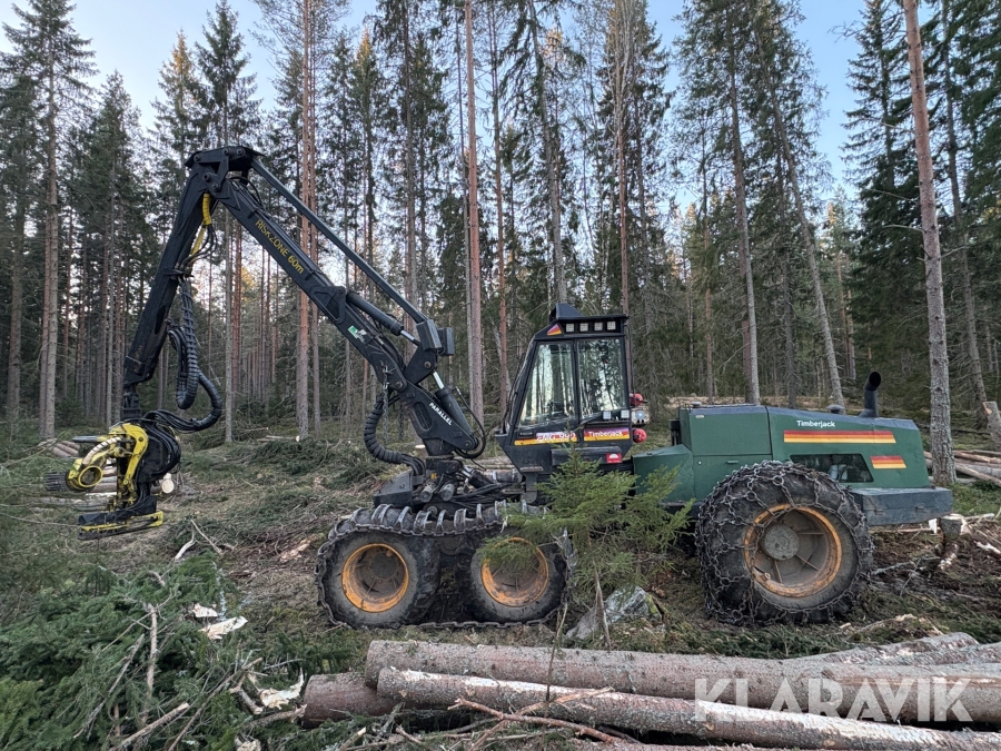 Skördare Timberjack FMG 990 med parallell loglift 190