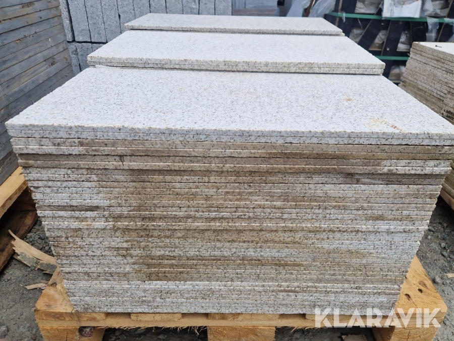 Ljusa granitplattor, slipad behandling cirka 40m2