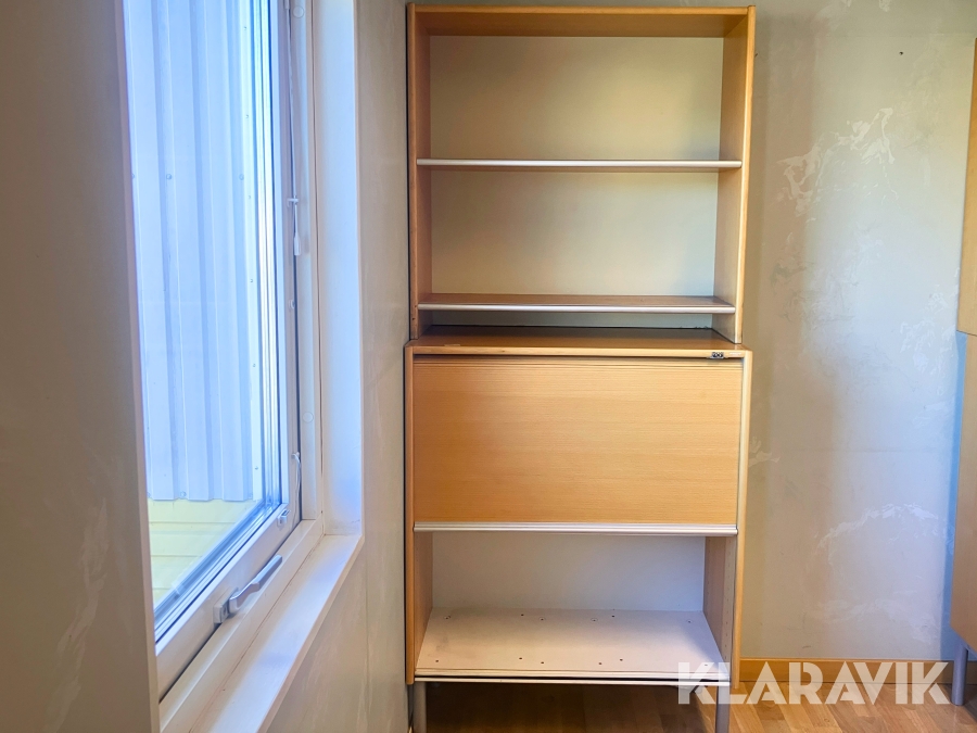 Bokhylla i trä med tillhörande arkivskåp med skjutdörr