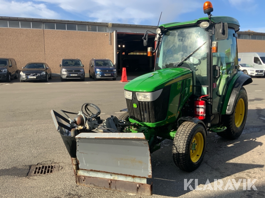 Traktor John Deere 3045R med frontlyft och vikplog