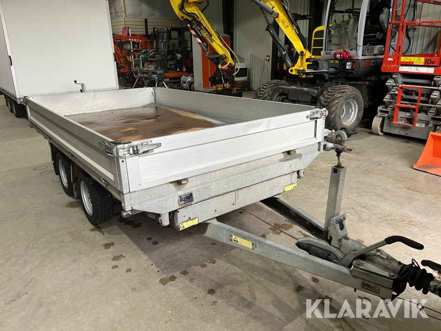 Personbilssläp med trevägstipp Saris C3000