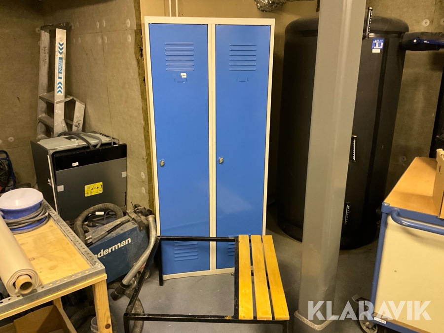 Klädskåp med bänk