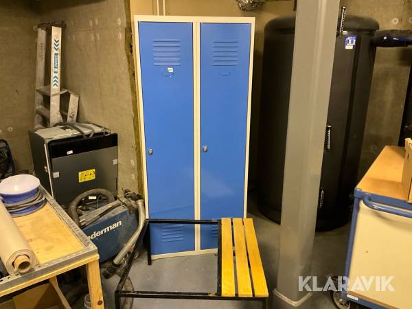 Klädskåp med bänk