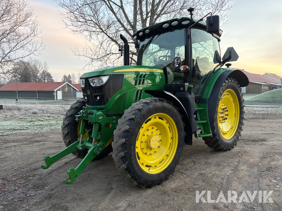 Traktor John Deere 6130R med frontlyft