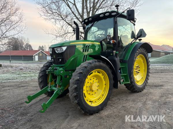 Traktor John Deere 6130R med frontlyft