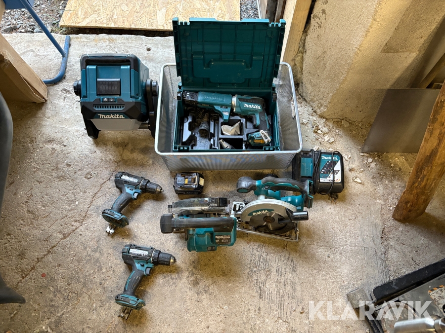 2 st handklingor 2st skruvdragare 1 bygg lampa och en automat skruvdragare Makita