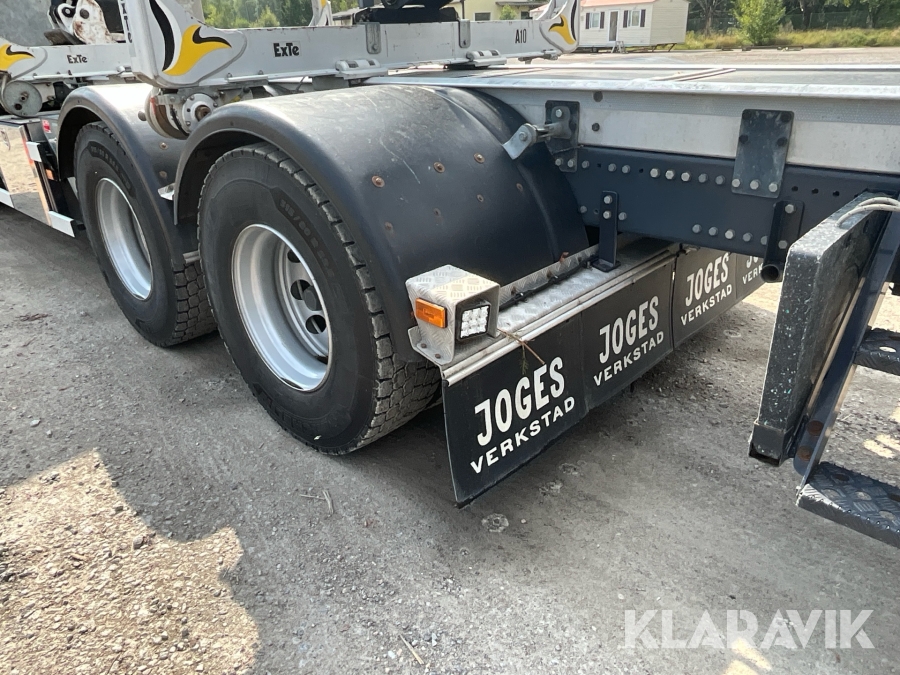 Timmerbil med släp Scania R560