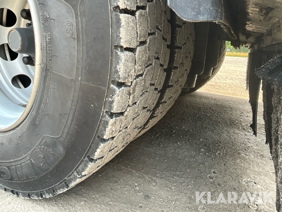 Timmerbil med släp Scania R560