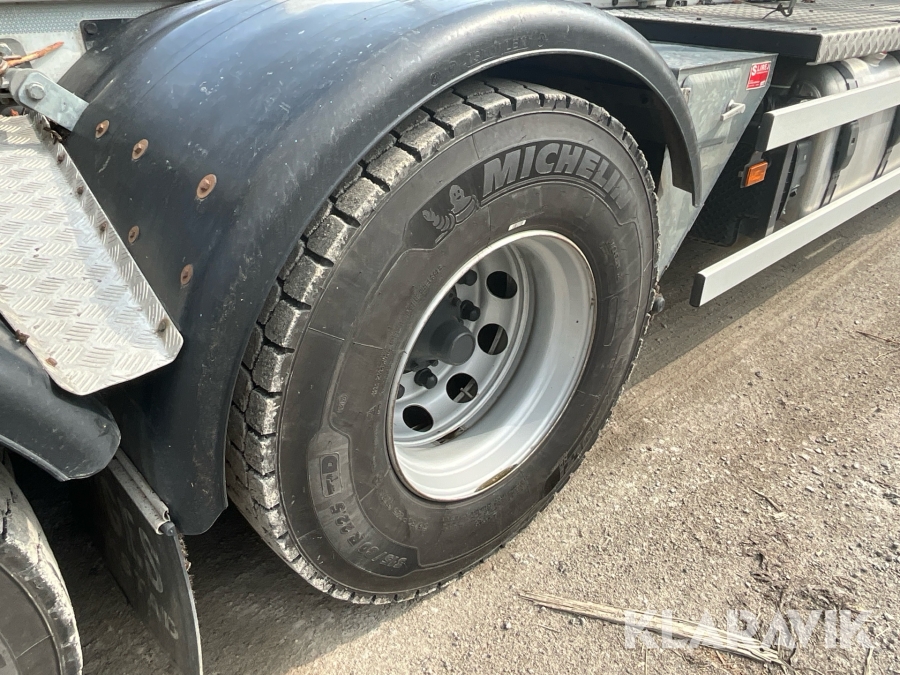 Timmerbil med släp Scania R560