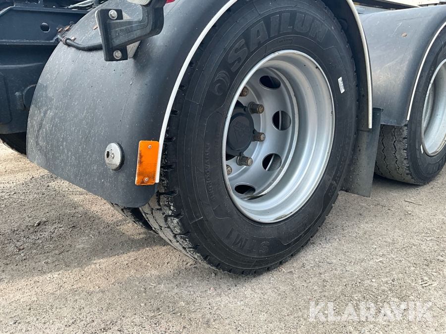 Timmerbil med släp Scania R560