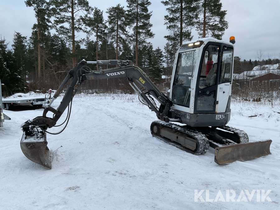 Grävmaskin Volvo ECR28 med maskintrailer och tillbehör