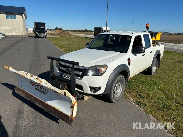 Pickup Ford Ranger med diagonalblad och saltspridare