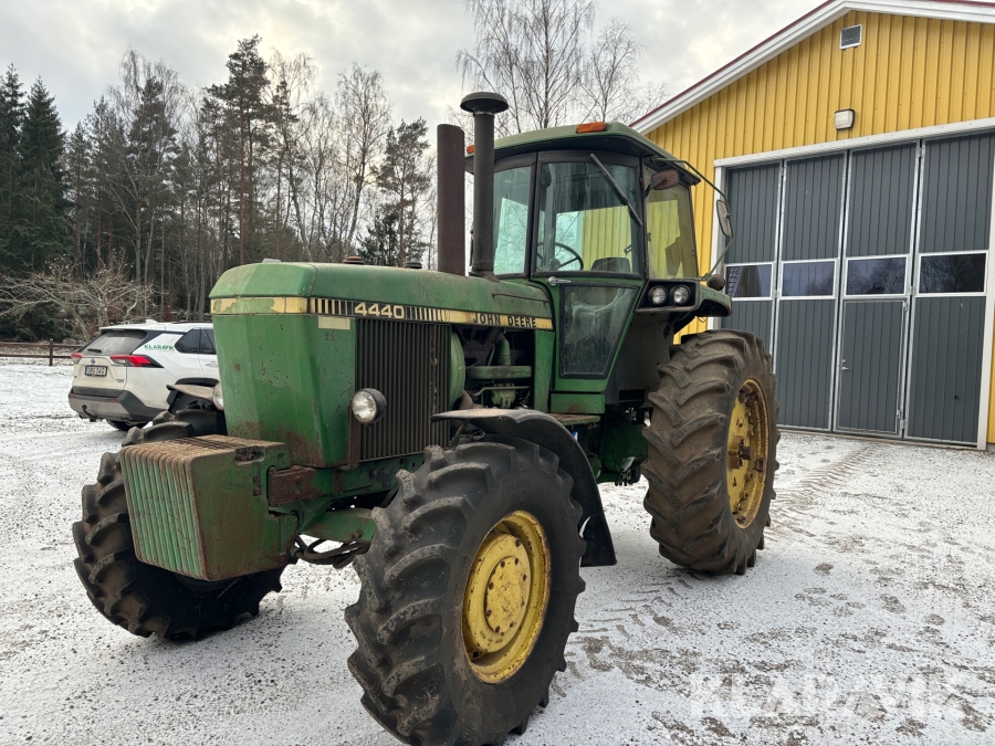 Traktor John Deere 4440