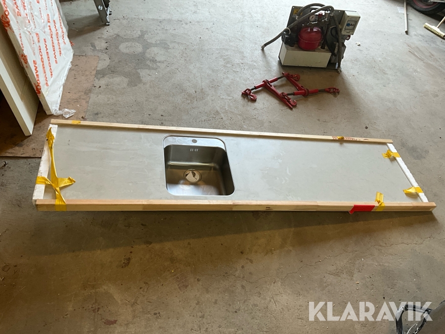 Bänkskiva med diskho 236cm