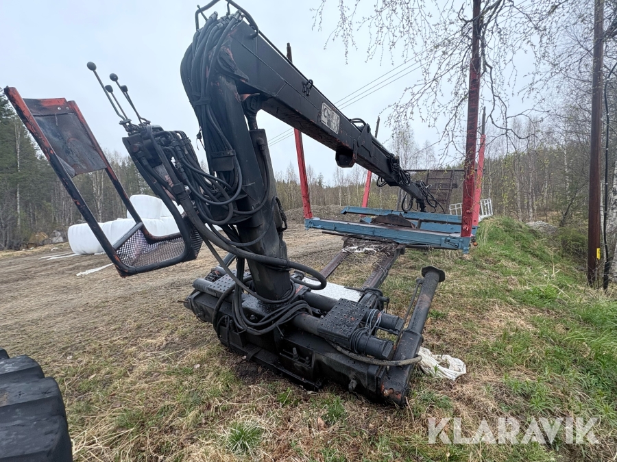 Timmerkran med lastkorg och stödben Cranab