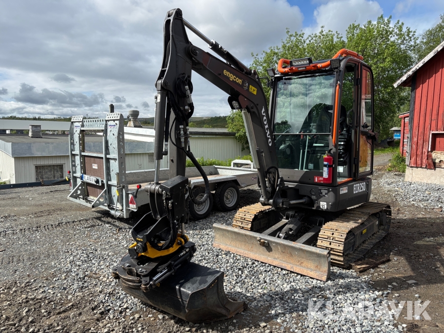 Grävmaskin Volvo ECR25D med släp