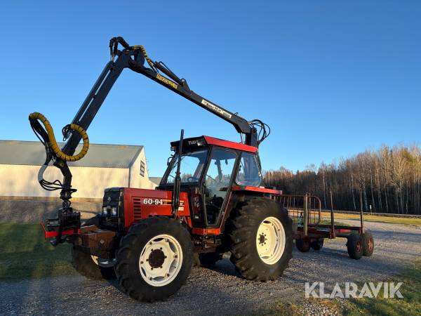 Traktor med takmonterad kran Fiat 60-94 DT och skogsvagn