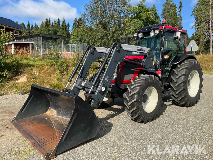 Traktor Valtra A83 med skopa och gafflar