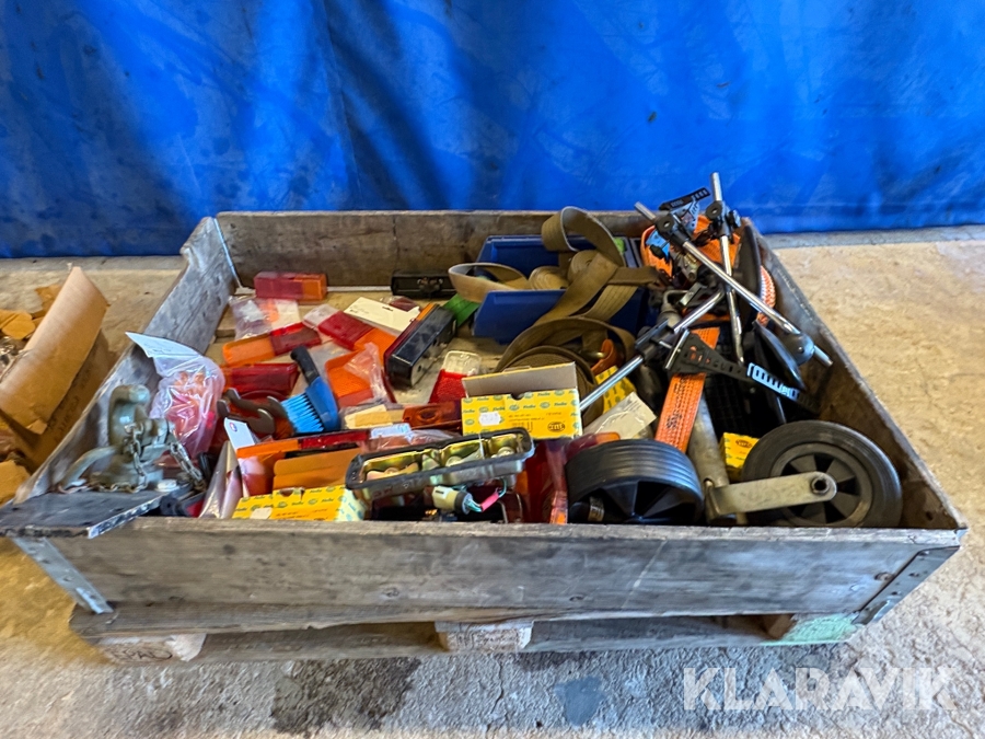 Pall med diverse släpvagnstillbehör