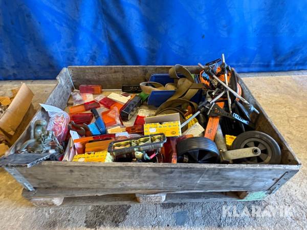 Pall med diverse släpvagnstillbehör