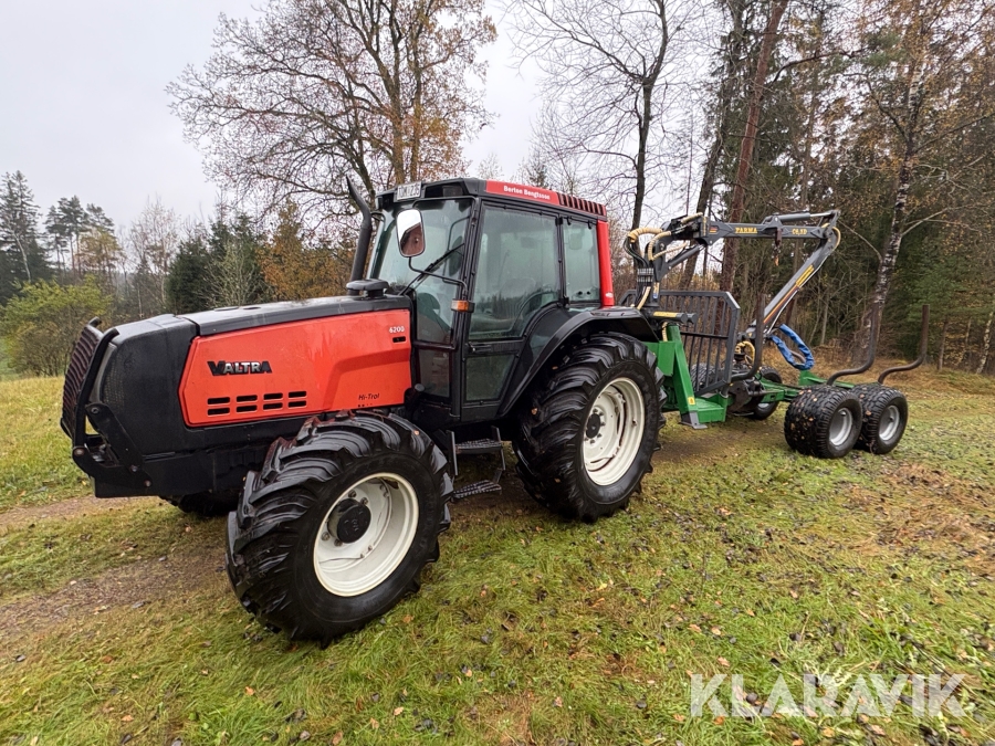 Traktor Valtra 6200 Hi-Trol med Farma T10 skogsvagn