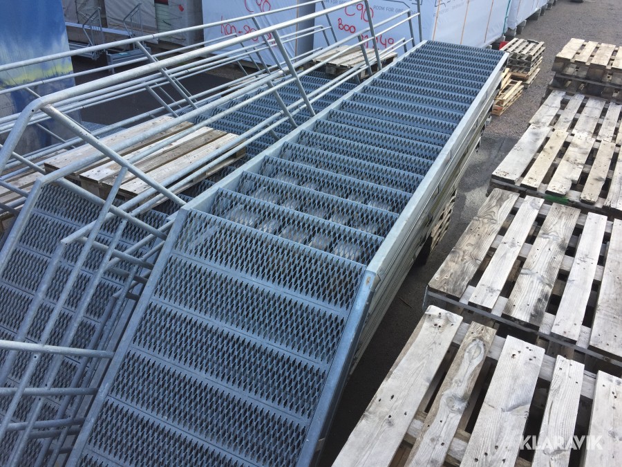 Galvad Ståltrappa / Trappa med plattform och räcke